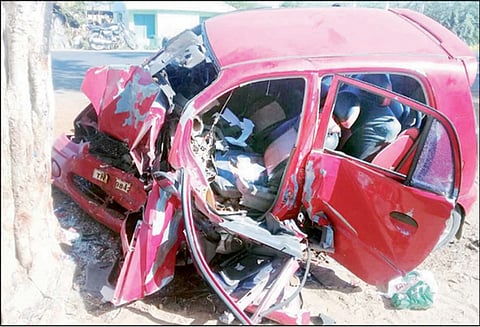 துக்க வீட்டுக்கு சென்ற போது விபத்து: மரத்தில் கார் மோதி கோவை பெண் சாவு