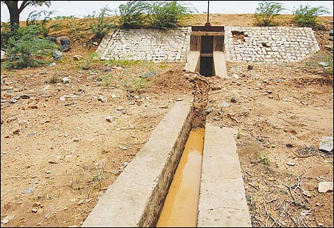 தண்ணீர் வெளியேறாதவாறு மண் மூட்டைகளை கொண்டு விவசாயிகள் அடைத்தனர்