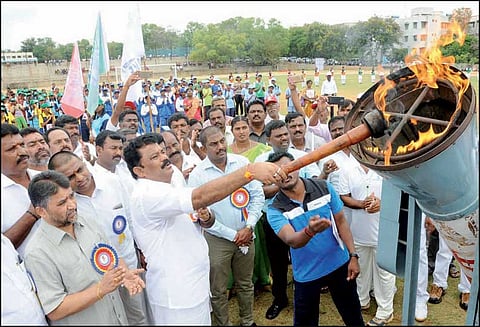 ஓசூரில் மாவட்ட அளவிலான தடகள போட்டிகள் அமைச்சர் தொடங்கி வைத்தார்