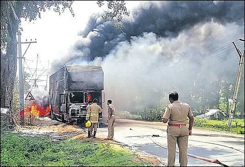 குன்றத்தூர் அருகே, மின்கம்பியில் உரசியதால் பஞ்சு மூட்டைகள் ஏற்றிவந்த கன்டெய்னர் லாரி தீப்பிடித்து எரிந்தது