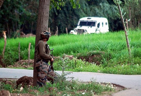 சோபியான் என்கவுண்டர்: 2 ராணுவ வீரர்கள் உயிரிழப்பு, மூவர் காயம், துப்பாக்கி சண்டை தொடர்கிறது