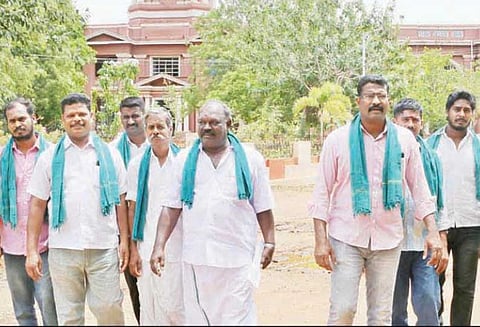 கதிராமங்கலம் போராட்டத்தில் கைதாகி நிபந்தனை ஜாமீனில் விடுதலையான 8 பேர் கோர்ட்டில் கையெழுத்திட்டனர்