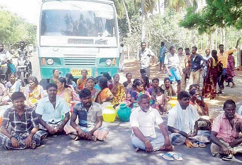 திருச்செந்தூர் அருகே குடிநீர் கேட்டு கிராம மக்கள் சாலைமறியல்