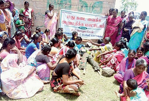 மதுக்கடையை அகற்றக்கோரி பெண்கள் ஒப்பாரி வைத்து போராட்டம்