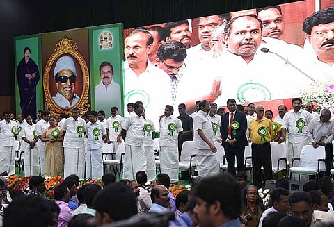 முதலமைச்சர் விழாவில் கிராம உதவியாளர்கள் சம்பள உயர்வு கேட்டு கோஷம்