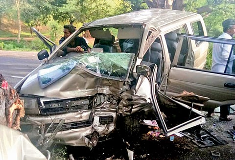 சென்னையில் இருந்து சென்ற கார் மரத்தில் மோதி 2 சிறுமிகள் பலி; 11 பேர் படுகாயம்