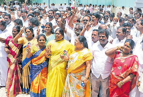 அ.தி.மு.க. தலைமை அலுவலகத்தில் தொண்டர்கள் உற்சாகம்; பட்டாசு வெடித்தும், இனிப்பு வழங்கியும் கொண்டாடினர்