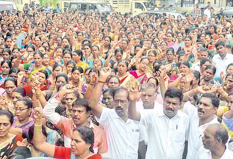 பழைய ஓய்வூதிய திட்டத்தை செயல்படுத்த வலியுறுத்தி அரசு ஊழியர்கள், ஆசிரியர்கள் ஆர்ப்பாட்டம்