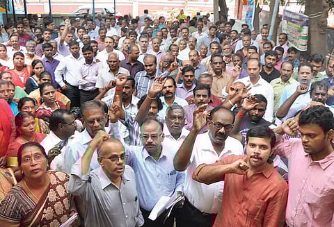 ஊழியர்கள் போராட்டத்தால் வங்கி பணிகள் முடங்கின ரூ.200 கோடி பரிவர்த்தனை பாதிப்பு