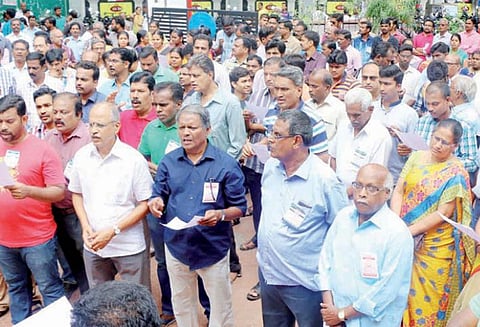 மாவட்டத்தில் வங்கி ஊழியர்கள் வேலைநிறுத்தம் ரூ.300 கோடி பண பரிவர்த்தனை பாதிப்பு