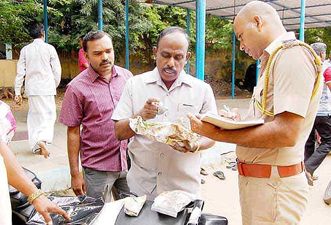 பள்ளிவாசல் அருகே வீசப்பட்ட பந்து வடிவ வெடிபொருட்கள் மதுரையில் பரபரப்பு