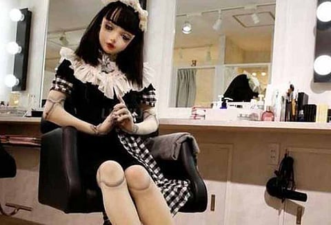 மக்கள் நடமாட்டம் மிகுந்த பகுதியில் நடமாடும் உலகின் முதல் உயிருள்ள பெண் பொ‌ம்மை