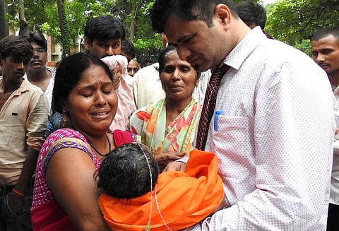 60 குழந்தைகள் பலியான சம்பவம் உ.பி. அரசு மருத்துவ கல்லூரி முதல்வர், மனைவியுடன் கைது