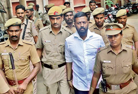 ரூ.2 லட்சம் மோசடி வழக்கு கோவை கோர்ட்டில் இடைத்தரகர் சுகேஷ் ஆஜர்