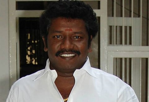 நடிகர் கருணாஸ் எம்.எல்.ஏ. கார் கண்ணாடி உடைப்பு