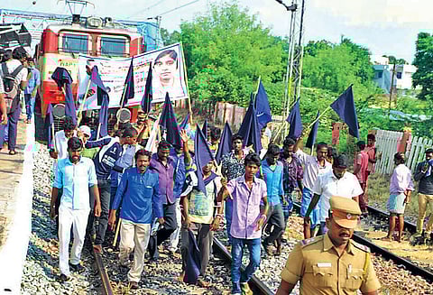 அனிதா தற்கொலைக்கு கண்டனம் ரெயில் மறியல்; 50 பேர் கைது