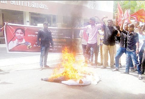 ‘நீட்’ தேர்வுக்கு எதிராக போராட்டம்: எடப்பாடி பழனிசாமி, ஓ.பன்னீர்செல்வம் உருவ பொம்மை எரிப்பு