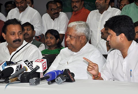 பிகார்: கட்சியில் பிளவைத் தடுக்க ராகுல் எம் எல் ஏக்களை சந்தித்தார்