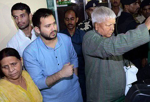 ரயில்வே ஓட்டல் மோசடி: லாலு பிரசாத் யாதவ், தேஜஸ்வி யாதவுக்கு சிபிஐ சம்மன்