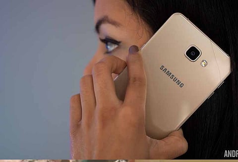 ஒரு நாளில் மொபைல் போன்களில் 4 மணி நேரத்தை செலவிடும் இந்தியர்கள்