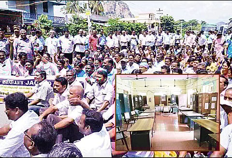 மாவட்டத்தில் அரசு ஊழியர்கள், ஆசிரியர்கள் வேலை நிறுத்தம் மறியலில் ஈடுபட்ட 1,215 பேர் கைது