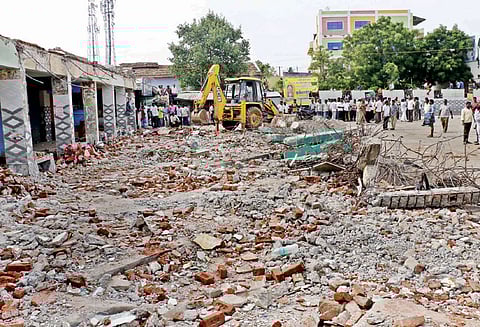 பஸ் நிலைய மேற்கூரை இடிந்து விழுந்து 5 பேர் பலி: உடலை வாங்க மறுத்து உறவினர்கள் போராட்டம்