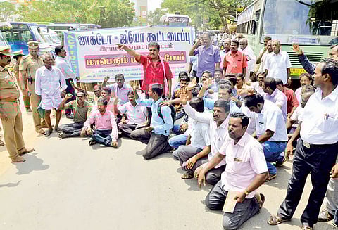 அரசு ஊழியர்கள், ஆசிரியர்கள் வேலைநிறுத்தம்: சாலைமறியலில் ஈடுபட்ட 329 பெண்கள் உள்பட 795 பேர் கைது