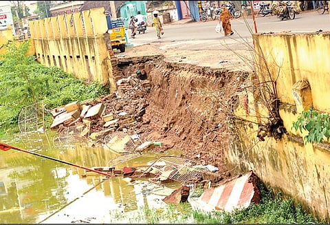 கும்பகோணம் பகுதியில் பலத்த மழை: கோவில் குளத்தின் சுற்றுச்சுவர் இடிந்து விழுந்தது