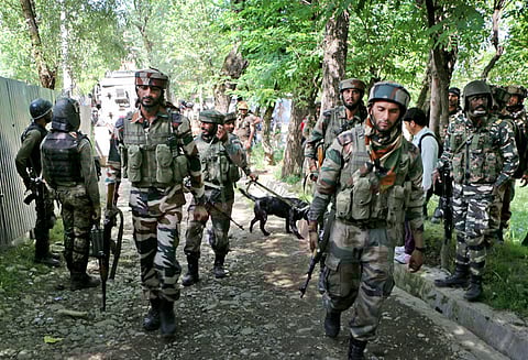 சோபியான் என்கவுண்டரில் 2 பயங்கரவாதிகள் சுட்டுக் கொலை; முதல்முறையாக பயங்கரவாதி சரண்!