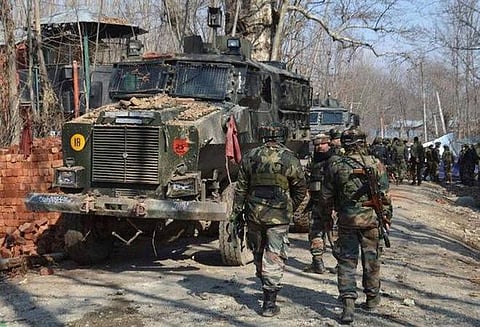 காஷ்மீர் என்கவுண்டரில் இரு பயங்கரவாதிகள் சுட்டுக் கொலை, ஒருவன் சிக்கினான்