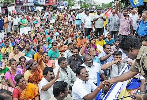 தடையை மீறி போராடுபவர்கள் மீது அவமதிப்பு வழக்கு தொடரலாம் மதுரை ஐகோர்ட்டு உத்தரவு
