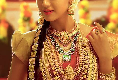 கேரளாவில் ருசிகர சம்பவம் பேரீச்சம்பழத்துக்கு விலை போன 75 பவுன் நகைகள்