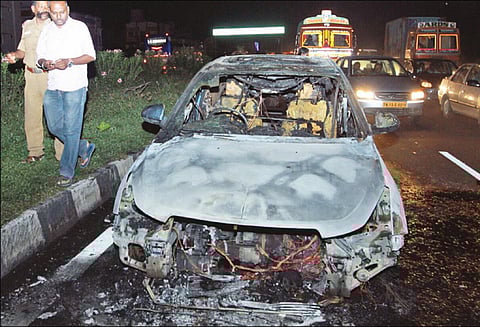 போரூர் சுங்கச்சாவடி அருகே கார் தீப்பிடித்து எரிந்ததால் பரபரப்பு