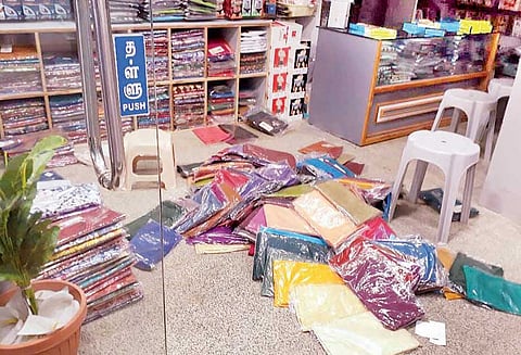 ஜவுளி கடையில் துணிகள் கொள்ளை போலீசாரை கண்டவுடன் மர்ம கும்பல் தப்பி ஓட்டம்