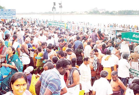 மகாளய அமாவாசையை முன்னிட்டு அம்மாமண்டபத்தில் முன்னோர்களுக்கு ஆயிரக்கணக்கானோர் தர்ப்பணம்