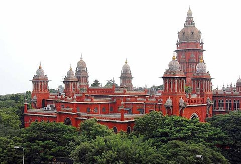 18 எம்எல்ஏக்கள் தகுதி நீக்கம் செய்யப்பட்ட உத்தரவுக்கு தடை விதிக்க ஐகோர்ட் மறுப்பு