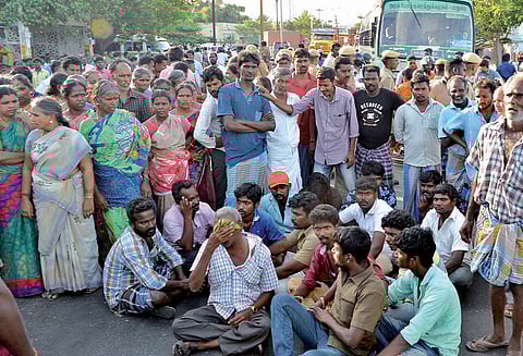 திருப்பூரில் வாகனம் மோதி ஆட்டோ டிரைவர் பலி; மனைவி படுகாயம்