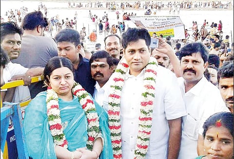 காவிரி மகா புஷ்கர விழாவில் பக்தர்கள் புனித நீராடினர் ஜெ. தீபா, கணவருடன் பங்கேற்றார்