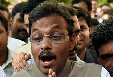 மந்திரி வினோத் தாவ்டே மீது கருப்பு பொடி தூவ முயன்றவர் சிக்கினார்