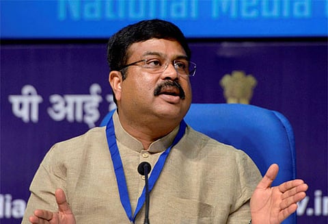 எரிபொருட்களின் விலை குறைய துவங்கி உள்ளது: பெட்ரோலியதுறை மந்திரி தர்மேந்திர பிரதான் தகவல்