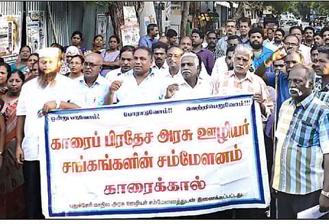 மத்திய-மாநில அரசுக்கு எதிராக அரசு ஊழியர்கள் கண்டன ஆர்ப்பாட்டம்