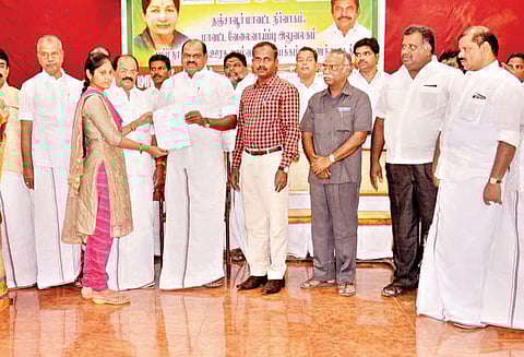 அ.தி.மு.க.வின் அனைத்து எம்.பி.க்களின் ஆதரவும் எங்களுக்குத்தான் உள்ளது வைத்திலிங்கம் எம்.பி. பேட்டி