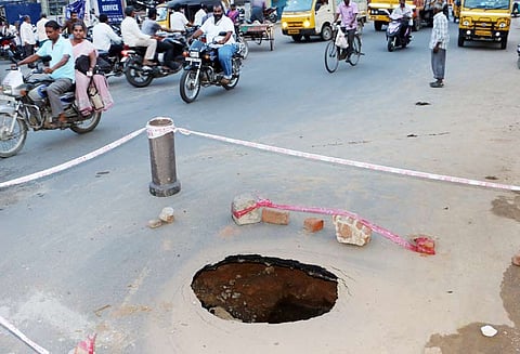 வேலூரில் நடுரோட்டில் திடீர் பள்ளம் வாகன ஓட்டிகள் அதிர்ச்சி