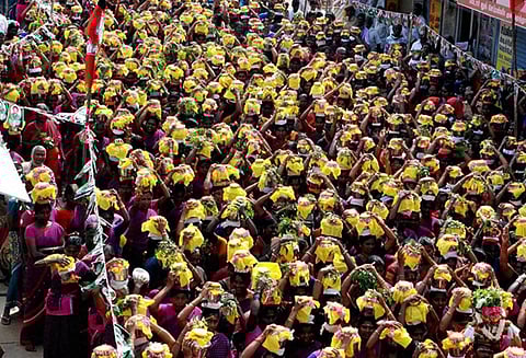 ஜெயலலிதா குணம் அடைவதற்காக மாணவர்களுக்கு அலகு குத்தியது ஏன்? தமிழக அரசுக்கு மனித உரிமை ஆணையம் நோட்டீஸ்