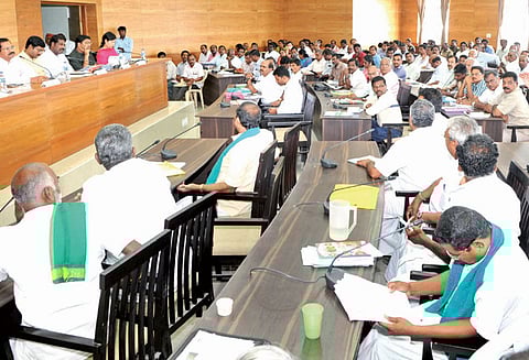 நொய்யல் ஆற்றில் நுரை ஏற்பட்டதற்கு சோப்பு நீர் காரணமா? விவசாயிகள் வாக்குவாதம்