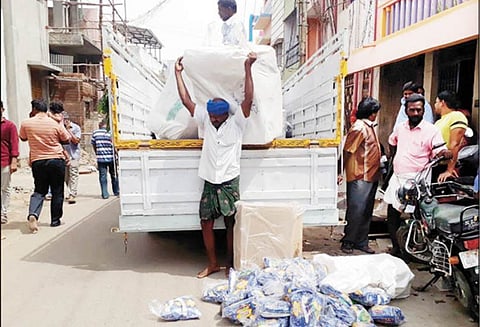 தனியார் சொகுசு பஸ்சில் கடத்தி வரப்பட்ட ரூ.3 லட்சம் மதிப்பிலான புகையிலை, குட்கா பறிமுதல்