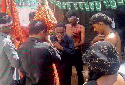 மொகரம் பண்டிகை: உடலில் பிளேடால் கீறி முஸ்லிம்கள் வழிபாடு