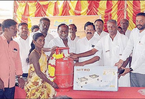 400 பேருக்கு இலவச கியாஸ் சிலிண்டர் இணைப்புகள் அசோக்குமார் எம்.பி. வழங்கினார்