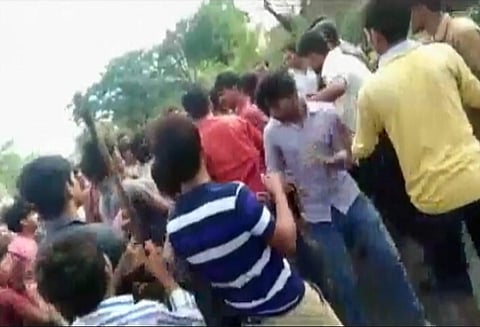 குஜராத்தில் மீசை வைத்திருந்ததாக தலித் இளைஞர்கள் மீது தாக்குதல்