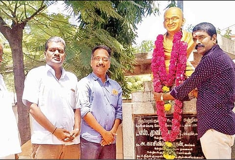 மகாத்மாவை மறந்த அதிகாரிகள் காந்தி சிலைக்கு மரியாதை செலுத்திய சமூக ஆர்வலர்கள்